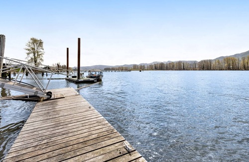 Cathlamet House | Columbia River Home w/ Dock & Beach Access