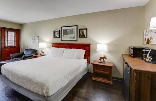 Columbia Hotel | Columbia's Welcoming Retreat with Rustic-Themed Rooms & Heated Pools