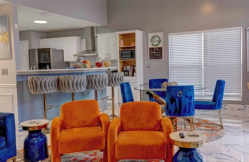 Easton House | Columbus Airport & Easton Mall HomenHot Tub/Theater/Sports Bar Much More
