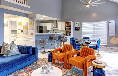 Easton House | Columbus Airport & Easton Mall HomenHot Tub/Theater/Sports Bar Much More