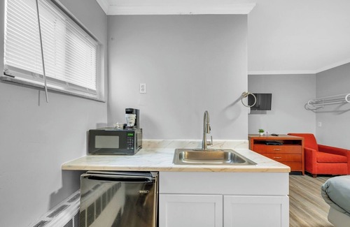 Riverview Apartment | Comfortable Stay for 2 – Streaming and Parking!