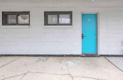 Riverview Apartment | Comfortable Stay for 2 – Streaming and Parking!