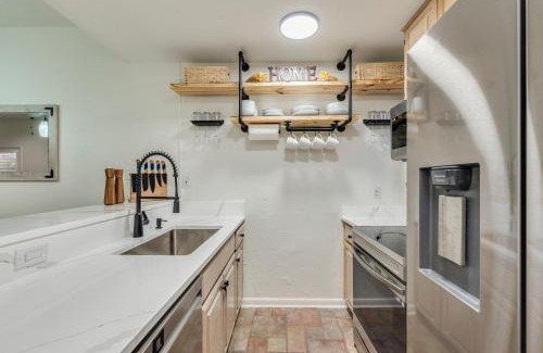 New Braunfels Apartment | Comal Condo - Riverfont Complex Across from Schlitterbahn