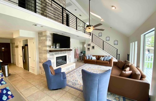 Granbury House | Comanche Cove Cottage - Lake Front w/Hot Tub