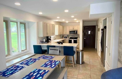 Granbury House | Comanche Cove Cottage - Lake Front w/Hot Tub
