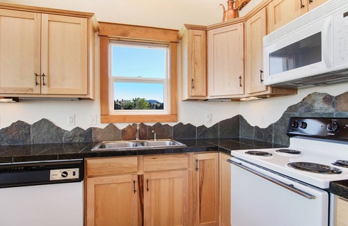 Estes Park Condo | Comanche Peak 39 - 2 Br Condo with 2 Fireplaces - Lake and Mountain Views