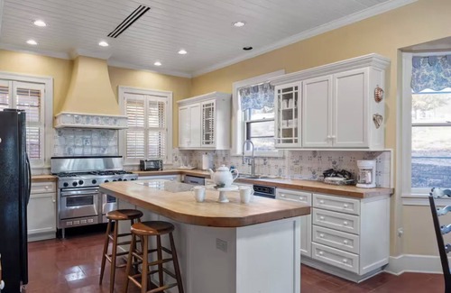 Medina Cabin | Comanche Suite: Texas Hill Country Resort + Pool