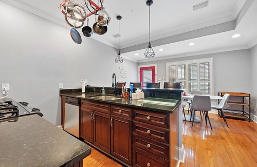 Victorian Village House | Combined 2 homes-9BR/8 BTH, 25 beds Best Location. Perfect for Large Groups