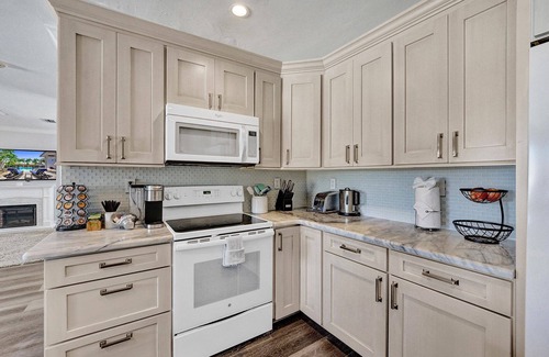 Deerfield Beach House | Come and enjoy your stay at The Blue Wave Beach Home!