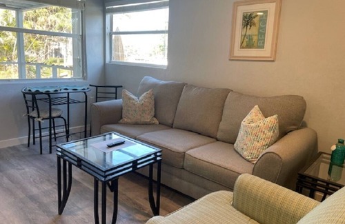 Mid Island Apartment | Come and enjoy the beach, canal and the whole island life!