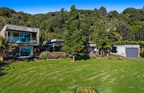 Te Kaha House | Come and stay at XanDie's! Premium accommodation at Waihau Bay!