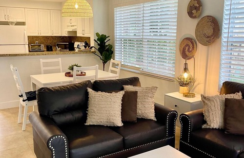 Mission Bay Apartment | Come cozy up in this West Boca Raton apartment facing the Chris Evert Tennis Academy