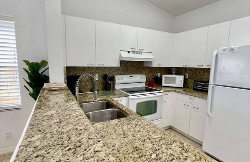 Boca Raton Apartment | Come cozy up in this West Boca Raton apartment