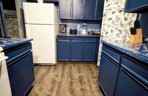 Paradise House | Come enjoy a nice relaxing 3 bedroom home, 10 minutes from the Strip~