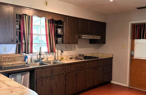 Hawthorne House | Come enjoy this cozy Jeep-themed get away in Cross Creek, FL.