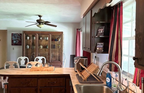 Hawthorne House | Come enjoy this cozy Jeep-themed get away in Cross Creek, FL.