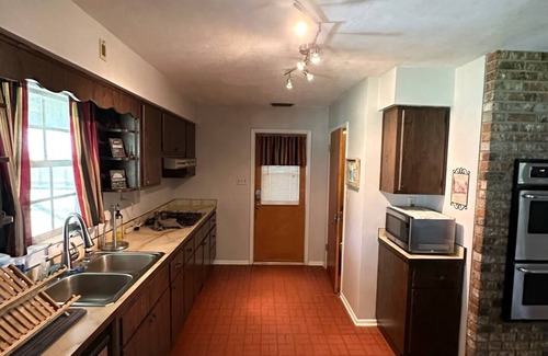 Hawthorne House | Come enjoy this cozy Jeep-themed get away in Cross Creek, FL.