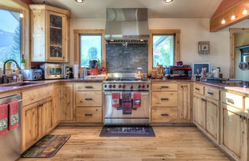Hamilton House | Come & Experience Montana Hospitality in Beautiful Big Sky Country.