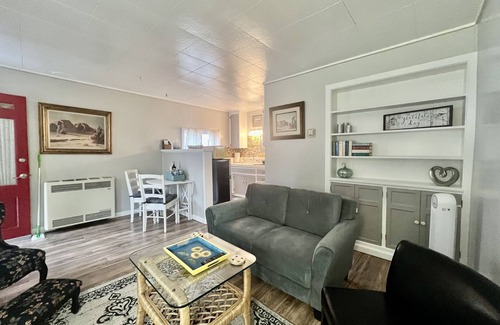 Carson City Cottage | Come experience this cozy cottage in the heart of it all!