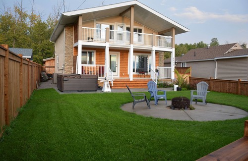 Central Alberta Cabin | COME FISHING & ENJOY THE SUNSET FROM THE HOT TUB.