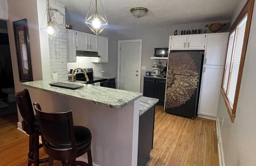 Syracuse House | Come home to Kenwood 2 bed pet friendly free park conveniently in Syracuse