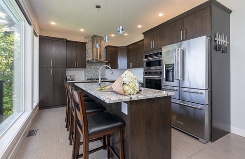 Cordova Bay House | Come on in, the water view is waiting for you!