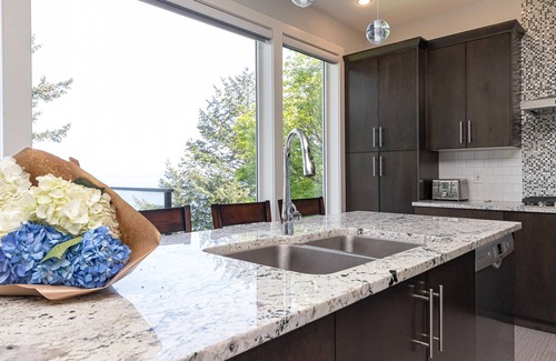 Cordova Bay House | Come on in, the water view is waiting for you!