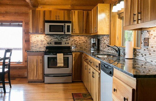 Magnet Cabin | Come relax & enjoy our luxury log cabin, watch barges on banks of the Ohio River