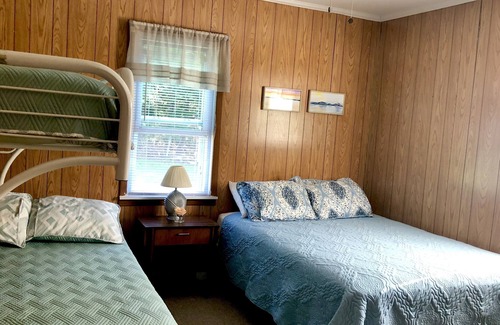 Kauneonga Lake House | Come relax where friends and family come together
