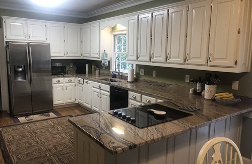 Snellville House | Come rest your head in this fully equipped 4 bedroom 4 bathroom home