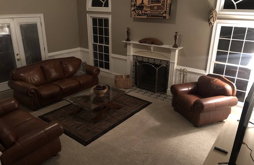 Snellville House | Come rest your head in this fully equipped 4 bedroom 4 bathroom home