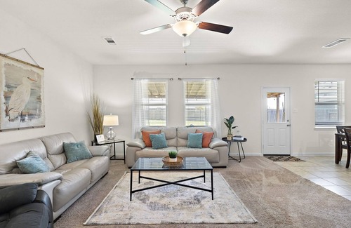 Baytown House | Come stay a while 3 bedroom WiFi Smart TV in every room Covered Patio Fire Pit Q
