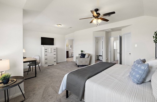 Baytown House | Come stay a while 3 bedroom WiFi Smart TV in every room Covered Patio Fire Pit Q