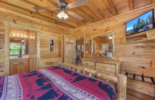 Gatlinburg - Pigeon Forge Resort | Come stay at A Smoky Mountain Hide-A-Way for amazing views!