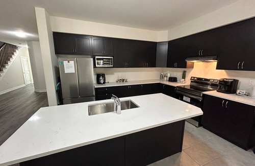 Gravenhurst House | Come stay at the Muskoka Lakes! Close to several golf courses, resorts and lakes