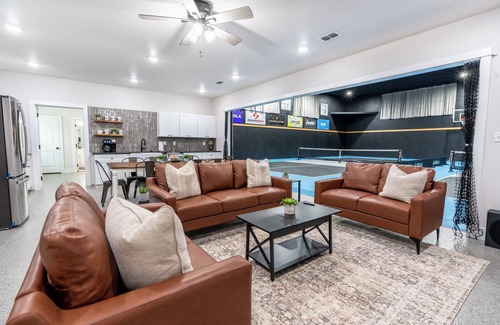 Chandler House | Come stay-n-play at our large 6300sf 5 bedroom/5.5 bath pickleball paradise!