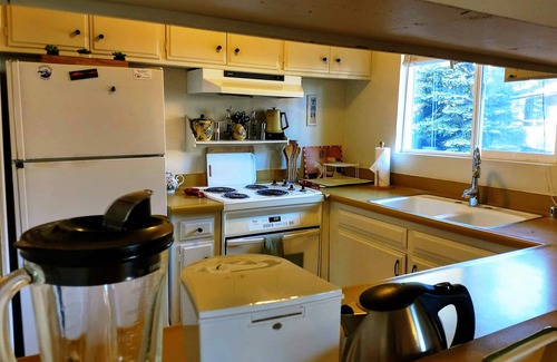 Mammoth Lakes House | Come to Mammoth and Play @ 3 bedroom, 2&1/2 Bath Condo. Great family getaway.