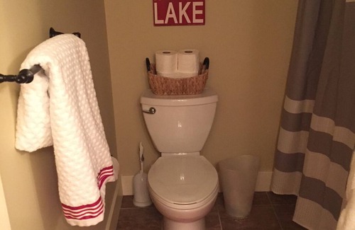 White Pigeon House | Come to the lake! This lake front cottage is perfect for family & friends!