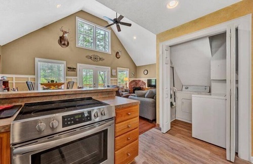 Huddleston House | Come Visit 'SML Getaway'! Pet Friendly!