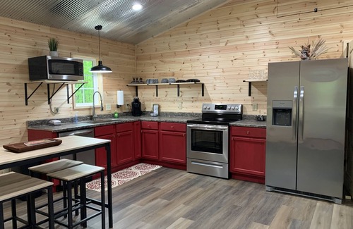 Fort Payne Cabin | Come wind down in the woods! Cozy cabin with hot tub! Fox Hole atLittleRiver