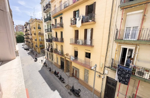 Sants Apartment | Comfy 4 bedroom apartment minutes from the city center