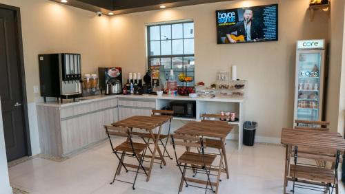 South Houston Hotel | Comfeeni Inn and Suites