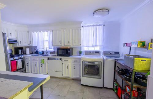 Sharon Hill House | ComfiNook Cozy Suburb Stay Philly Airport Parking