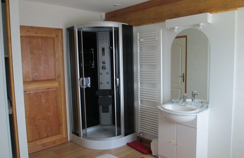 Coux-et-Bigaroque-Mouzens House | Comfortable guest room.