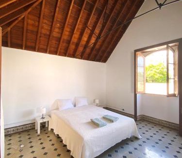 Vegueta Hotel | Comfortable Room in Historic Casa Quesada Shared House