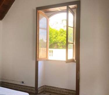 Vegueta Hotel | Comfortable Room in Historic Casa Quesada Shared House