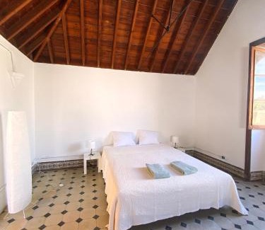 Vegueta Hotel | Comfortable Room in Historic Casa Quesada Shared House