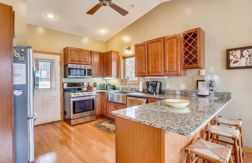 Timberline House | Comfort and beautiful views combine to create GREAT! Come perch at Crows Nest