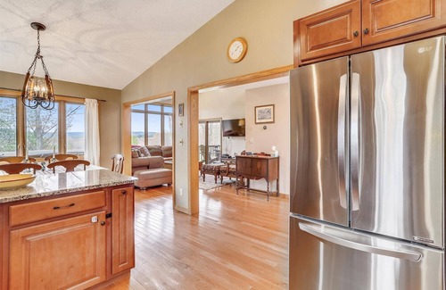 Timberline House | Comfort and beautiful views combine to create GREAT! Come perch at Crows Nest