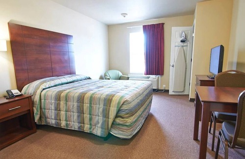 Pleasanton House | Comfort and Convenience Combined! With Free Parking & Equipped Kitchens!